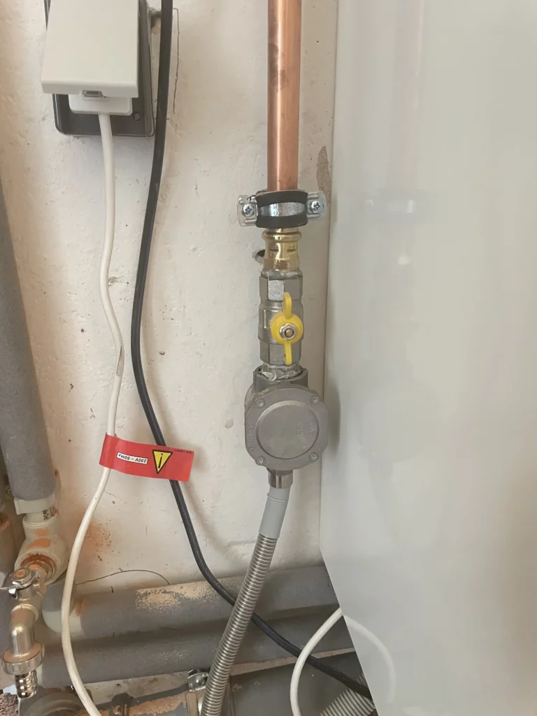 Plynové potrubí s bezpečnostním ventilem na zdi