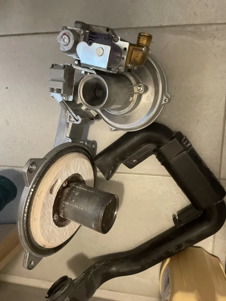 Rozebraný hořák plynového kotle s ventilátorem