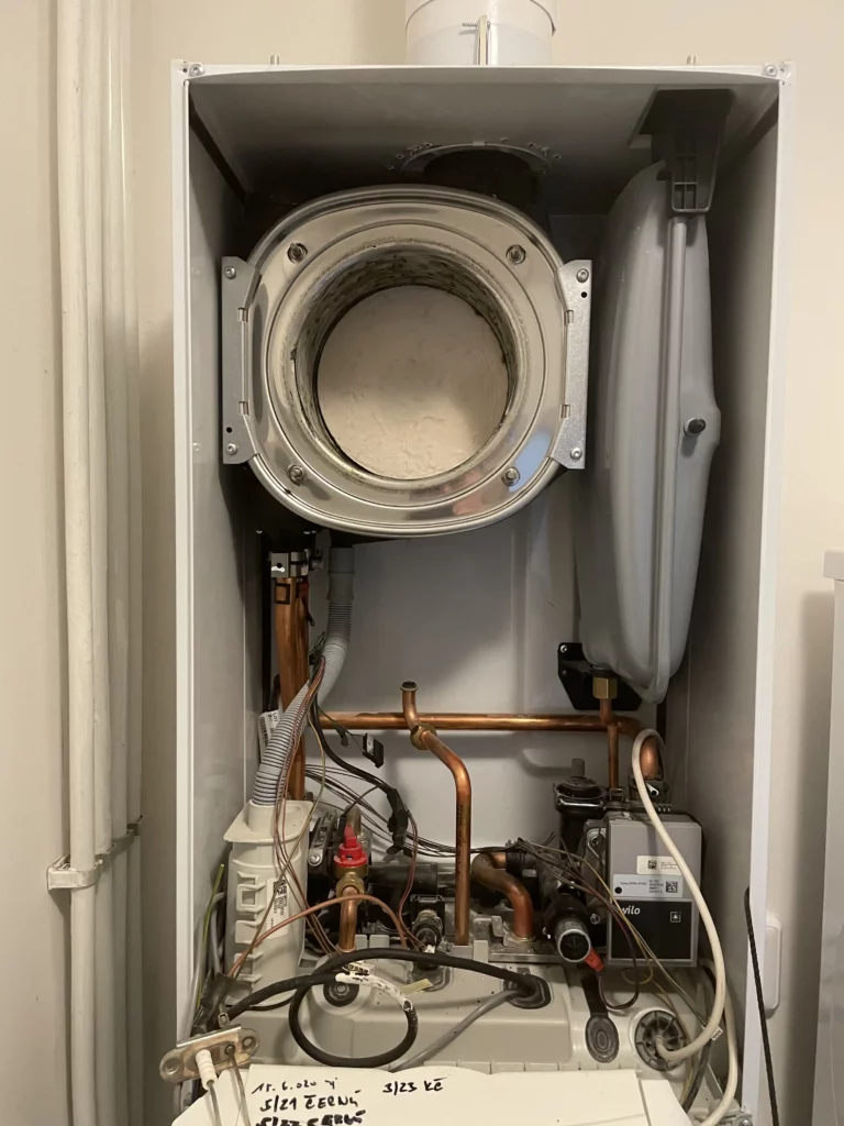 Otevřený plynový kotel s výměníkem a trubkami