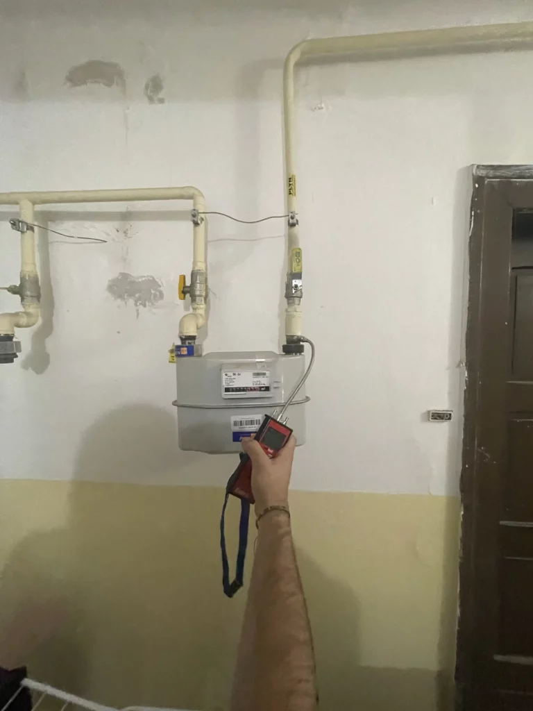 Revize plynoměru technikem s měřicím zařízením