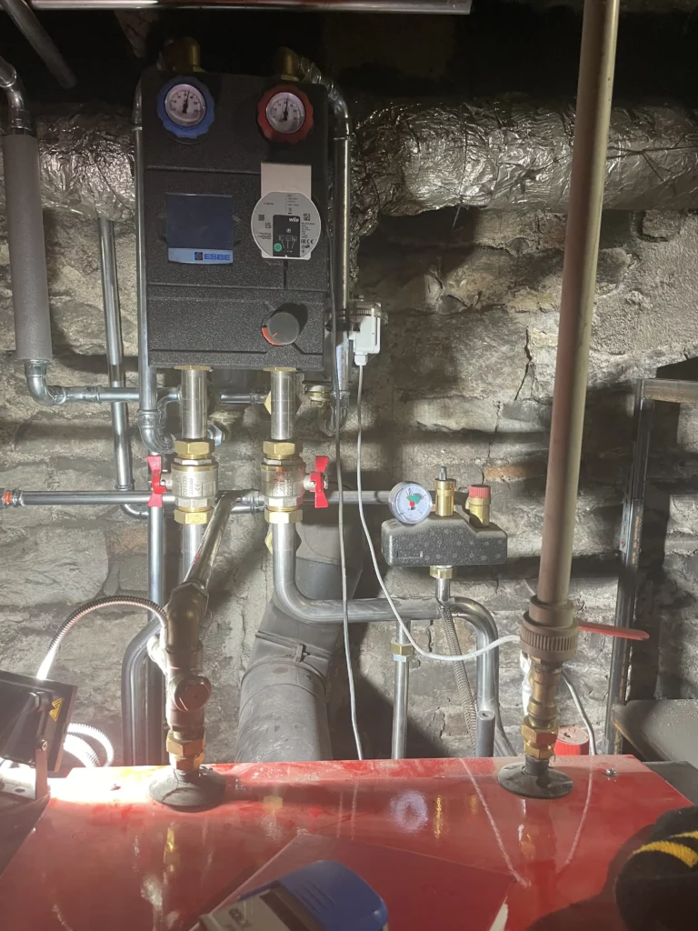 Rozsáhlá instalace topného systému s ventily a potrubím