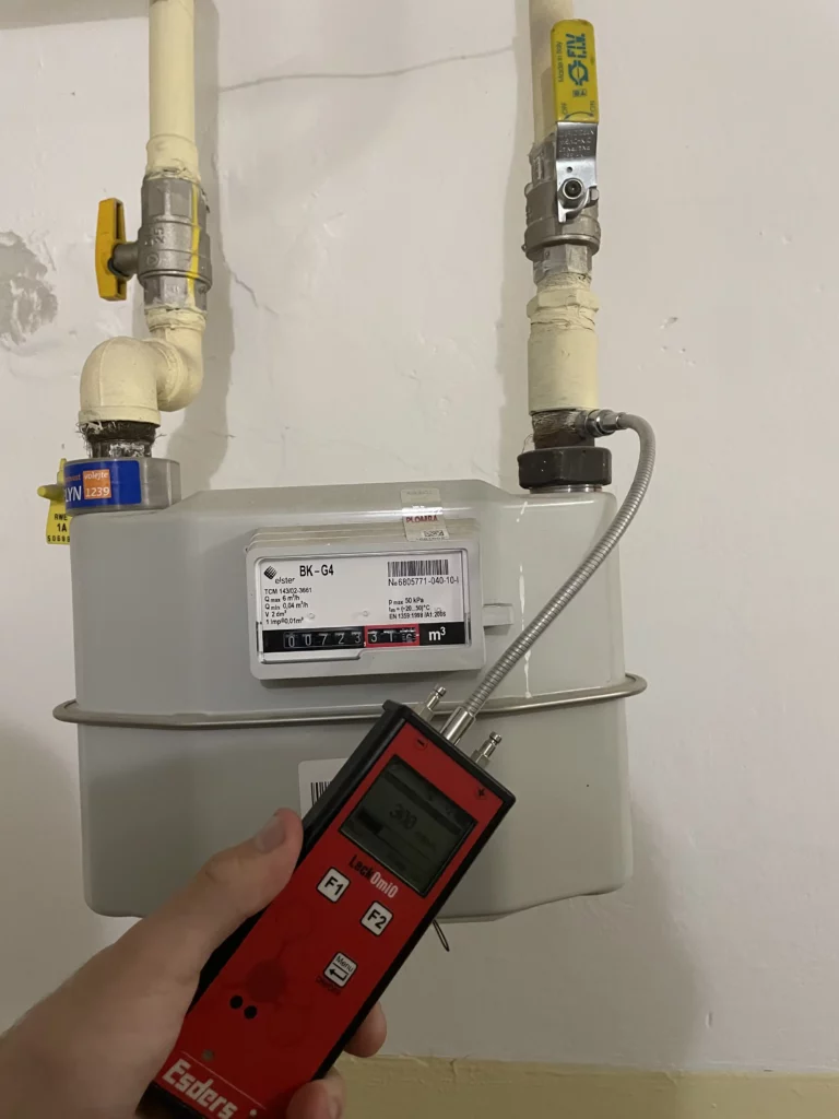 Kontrola plynoměru pomocí digitálního měřicího přístroje