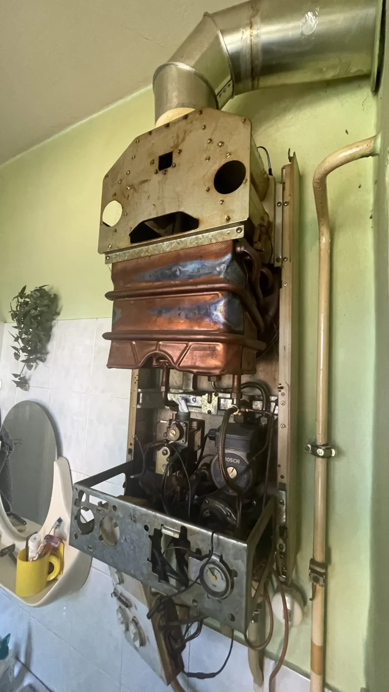 Otevřený plynový kotel s výměníkem tepla a trubkami