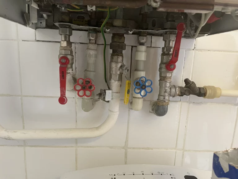 Detail ventilů a filtrů plynového topného systému