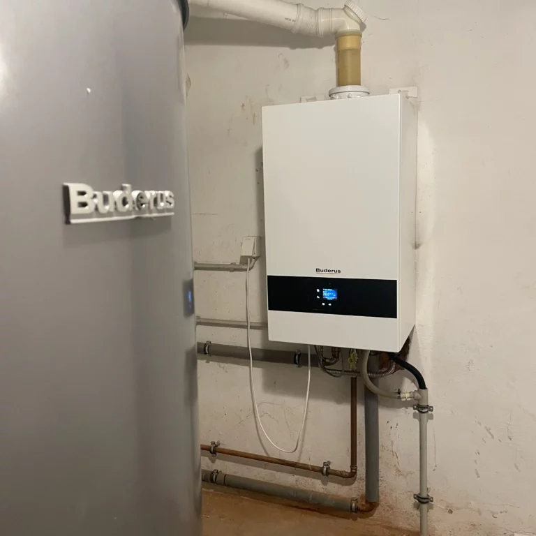 Moderní kondenzační kotel Baxi v technické místnosti