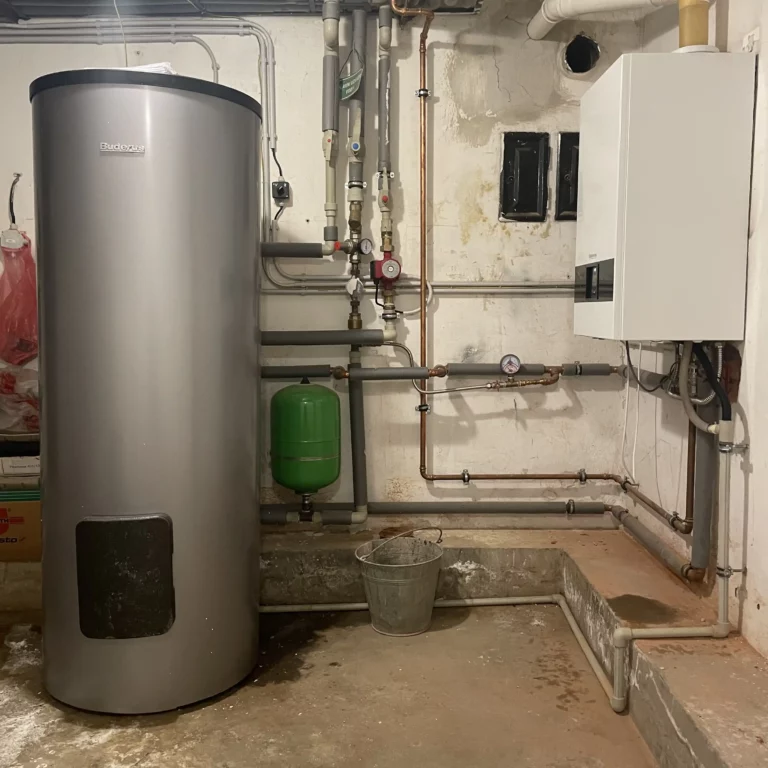 PLynový kotel a rozvody topného systému v kotelně