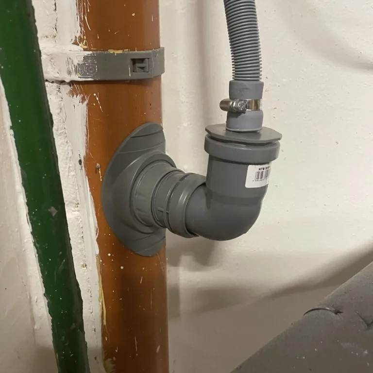 Detail topné trubky s plastovým odtokovým kolenem