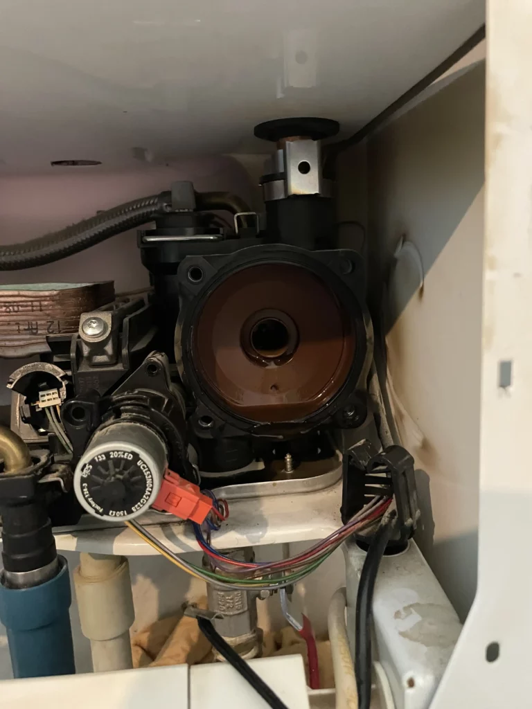 Detail výměníku tepla v otevřeném plynovém kotli