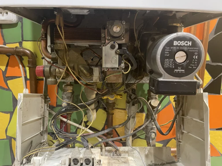 Otevřený plynový kotel s elektroinstalací a oběhovým čerpadlem Bosch