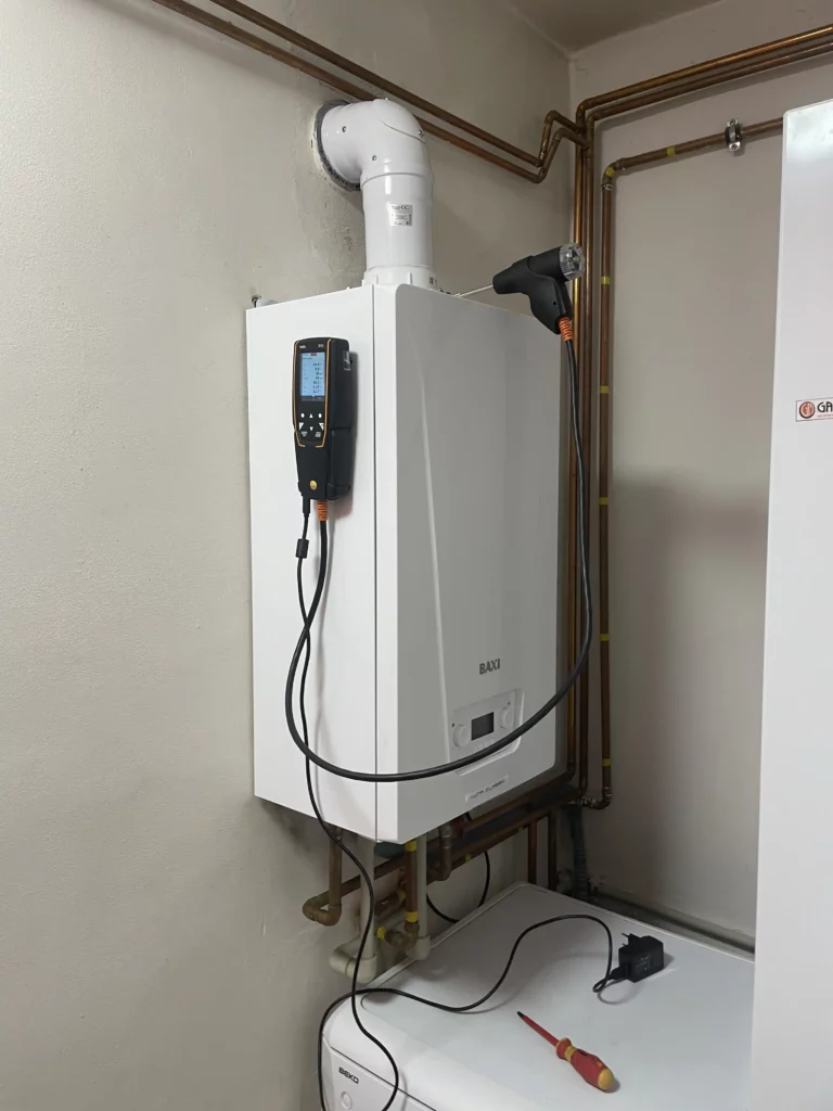 Měření spalin na nástěnném plynovém kotli analyzátorem