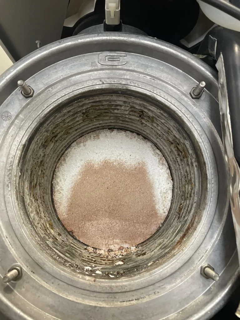 Spalovací komora kotle se zbytky usazenin