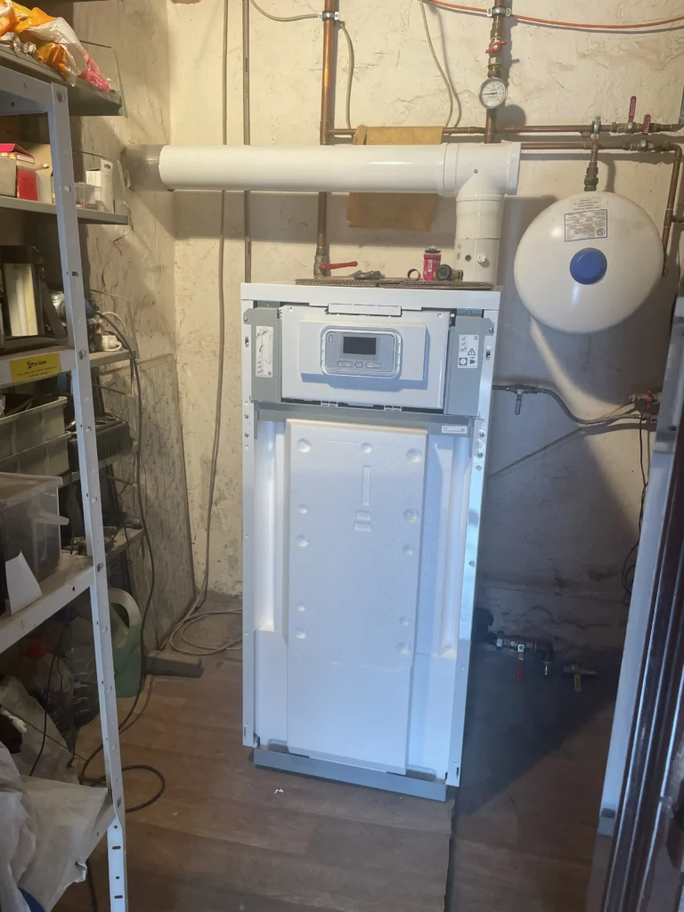 Volně stojící plynový kotel v kotelně