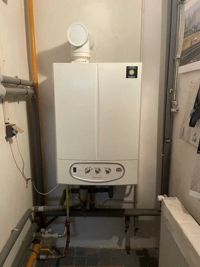 Moderní plynový kotel s ovládacími prvky na předním panelu