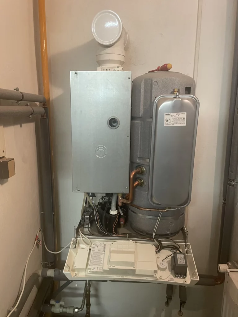 Výměník tepla a komponenty uvnitř plynového kotle