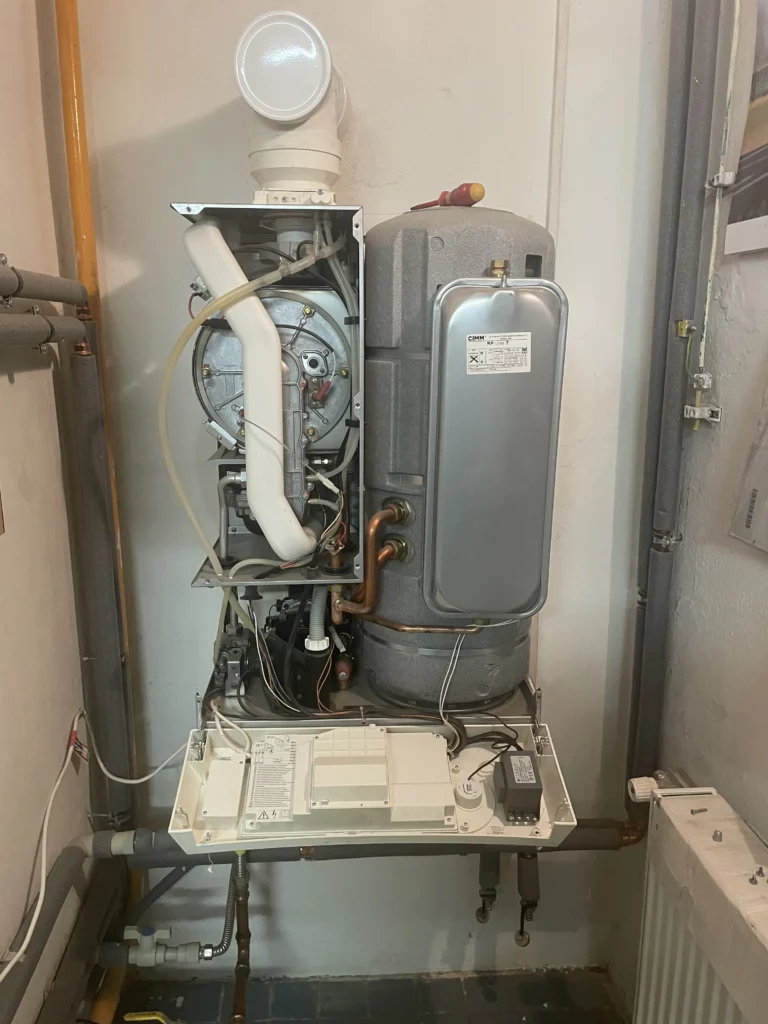 Plynový kotel s otevřeným krytem a ventilátorem