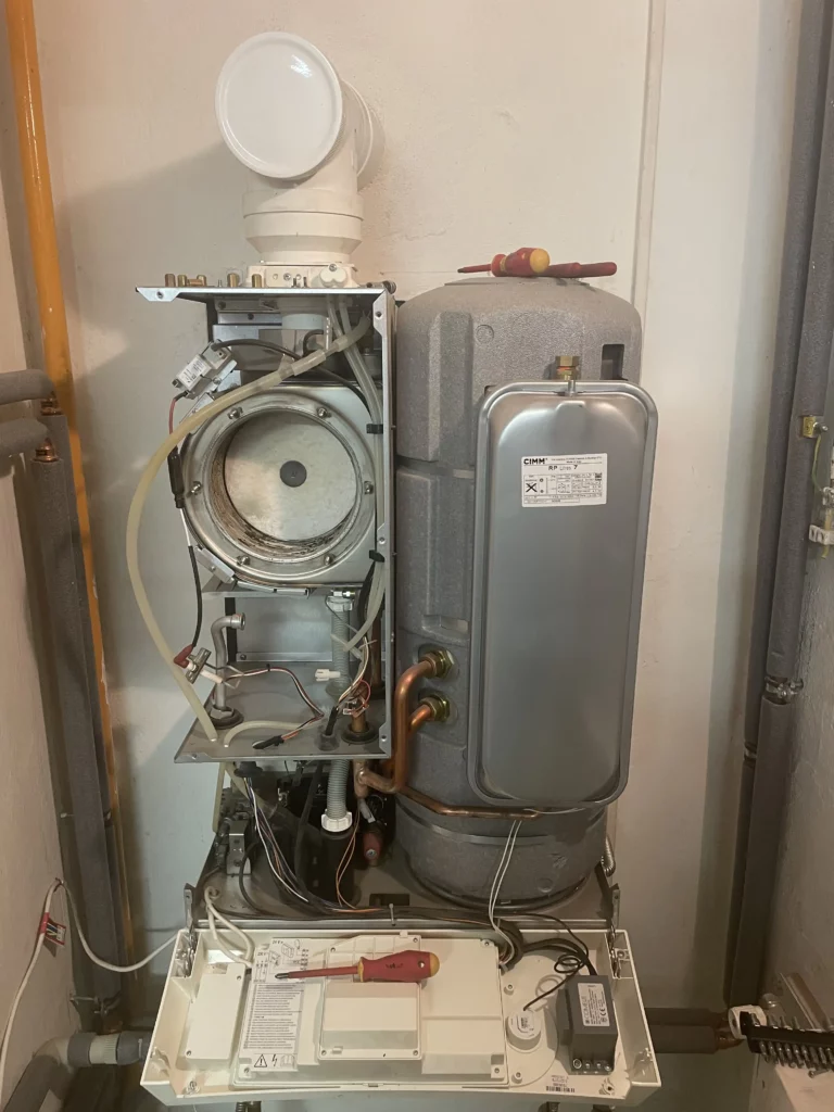 Otevřený plynový kotel s výměníkem tepla a trubkami