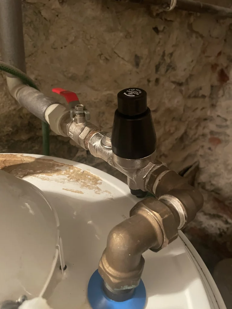 Detail ventilu topného systému s černou krytkou