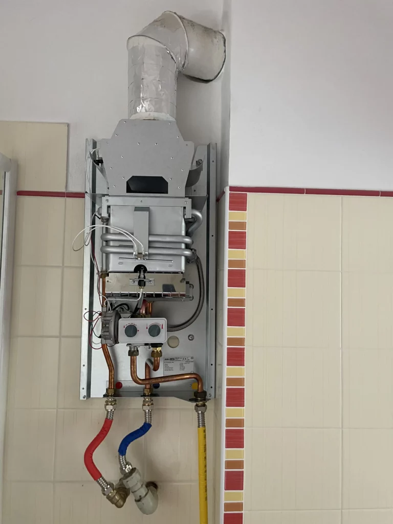 Otevřený plynový kotel s viditelnými vnitřními částmi