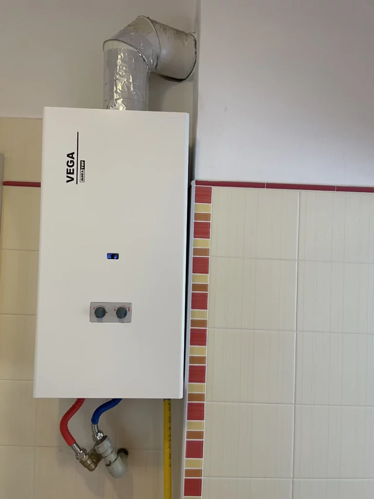 Bílý nástěnný plynový kotel v koupelně