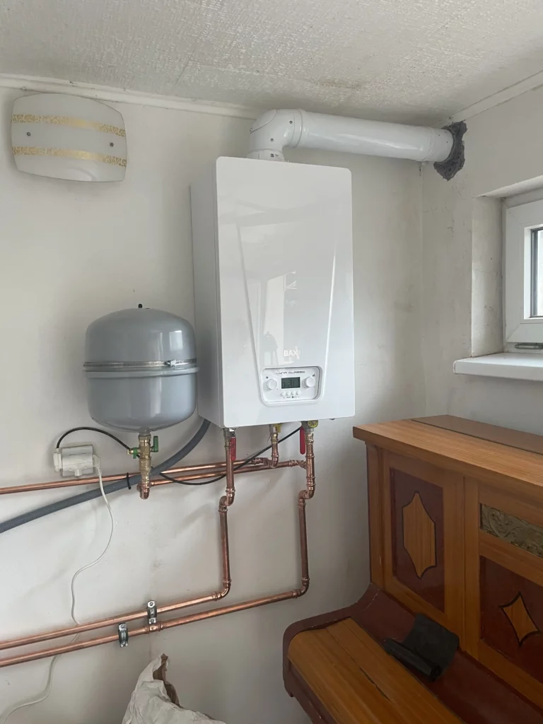 Moderní plynový kotel s expanzní nádobou a měděnými rozvody