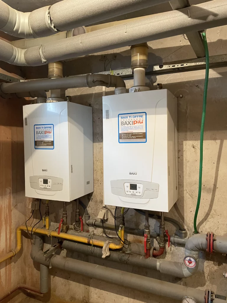 Dva nástěnné plynové kotle zapojené v kotelně