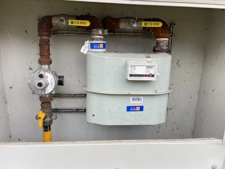 Plynoměr s ventily instalovaný na vnější stěně domu