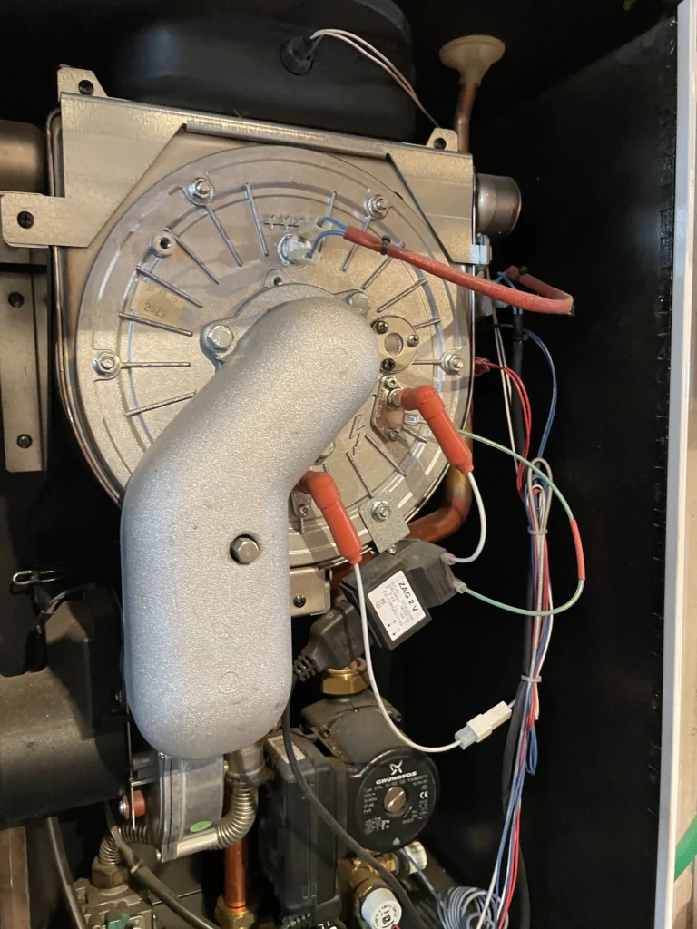 Detail elektroniky a ventilátoru plynového kotle