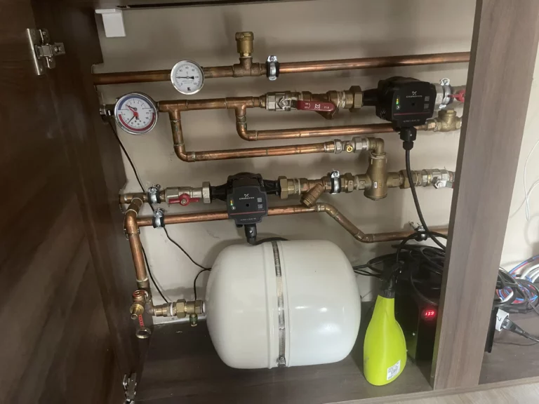 Rozvody topného systému s expanzní nádobou a ventily