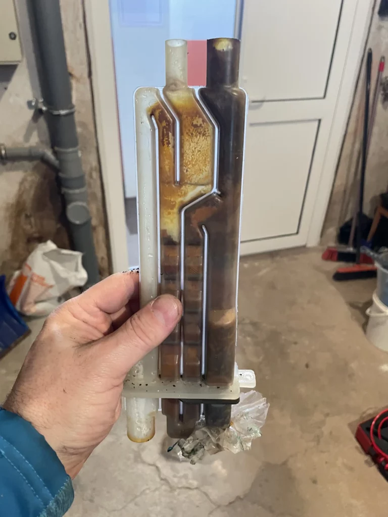 Demontované topné těleso z elektrického bojleru