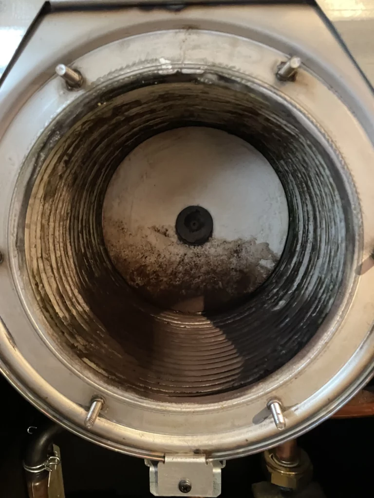 Spalovací komora kotle se stopami sazí