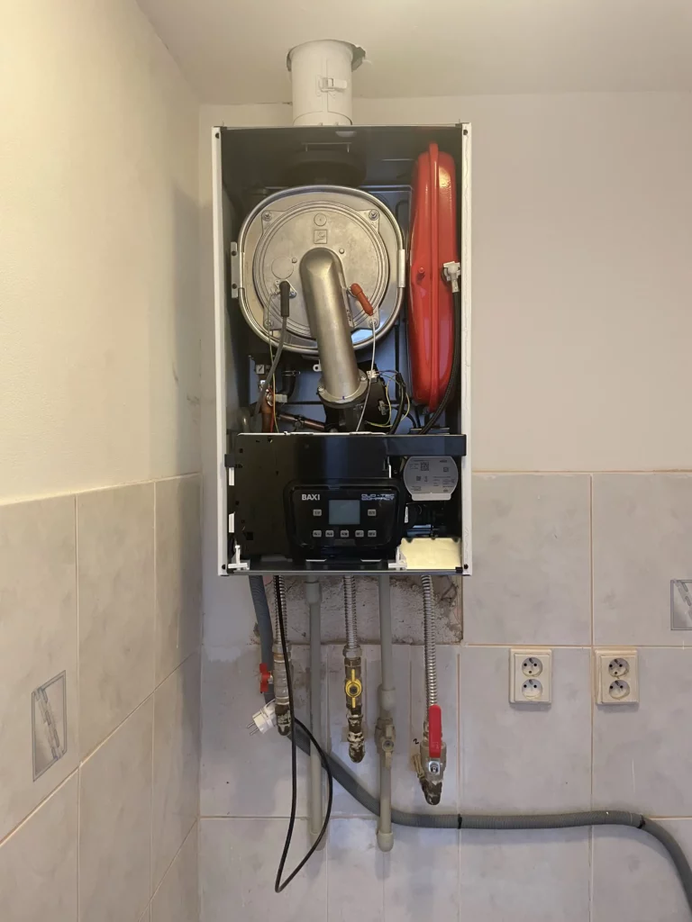 Otevřený moderní plynový kotel s expanzní nádobou