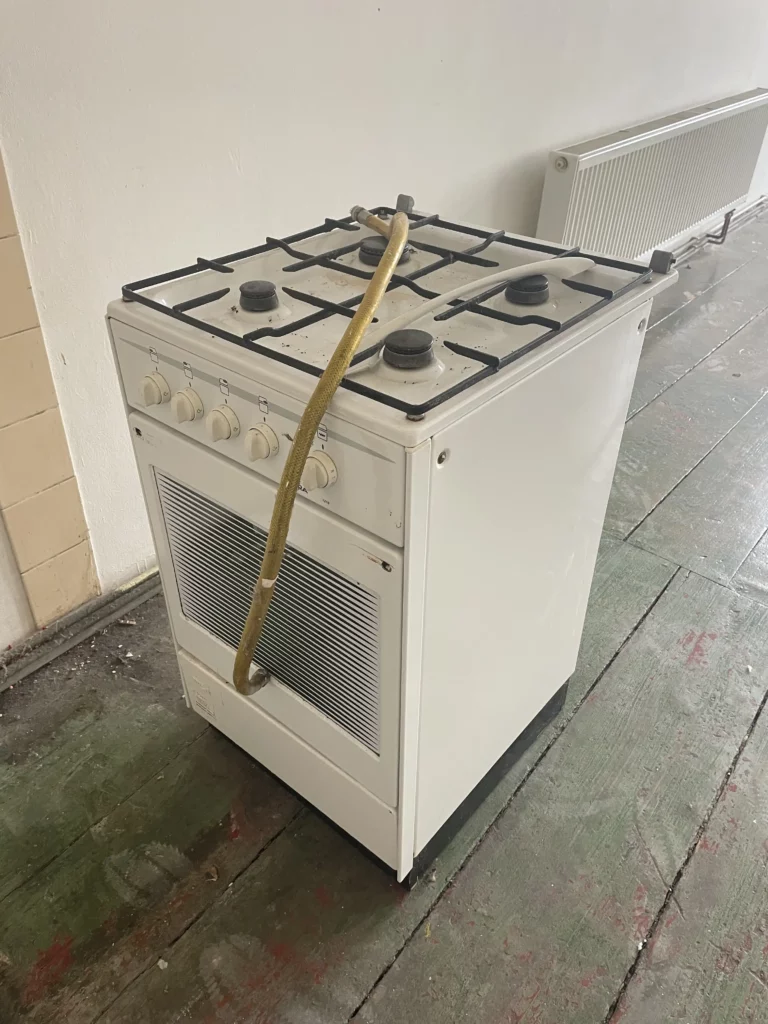 Demontovaný plynový sporák připravený na odvoz