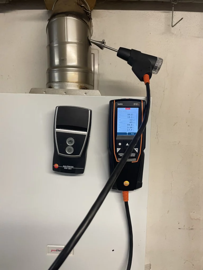 Analyzátor spalin připojený k plynovému kotli