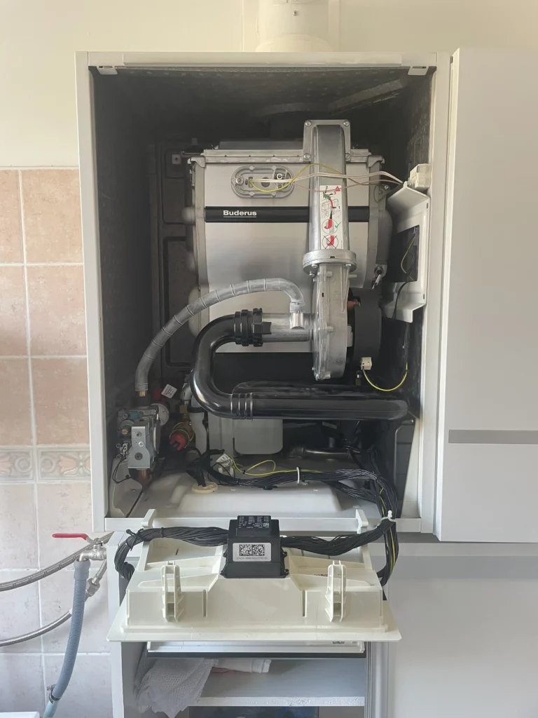 Otevřený plynový kotel s ventilátorem a řídicí jednotkou