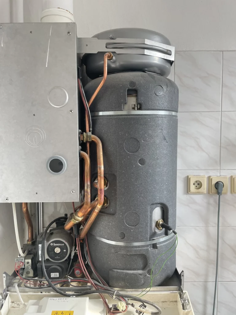 Vnitřní část plynového kotle při údržbě