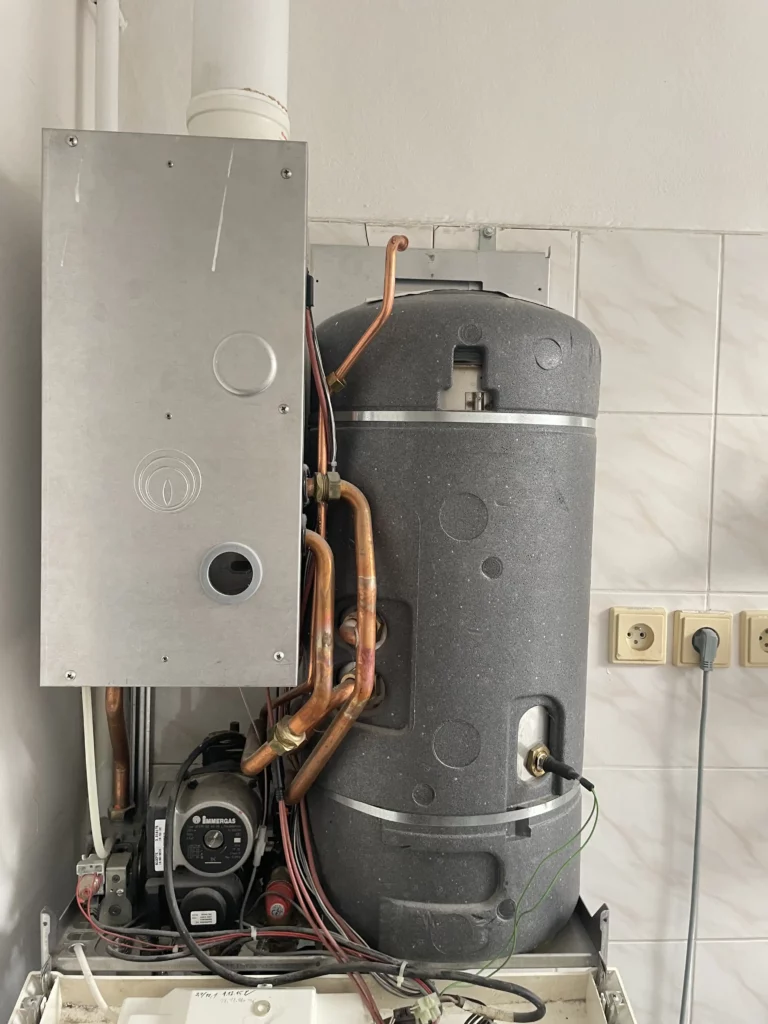 Detail vnitřku kotle s výměníkem a potrubím