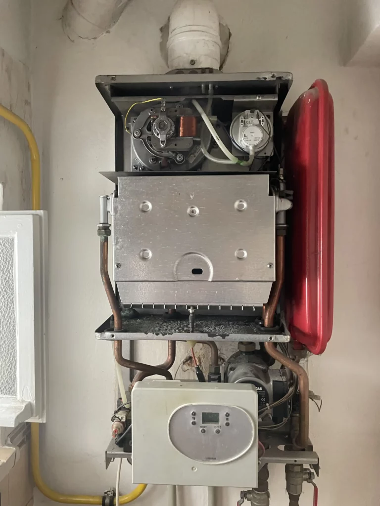 Otevřený plynový kotel s červenou expanzní nádobou