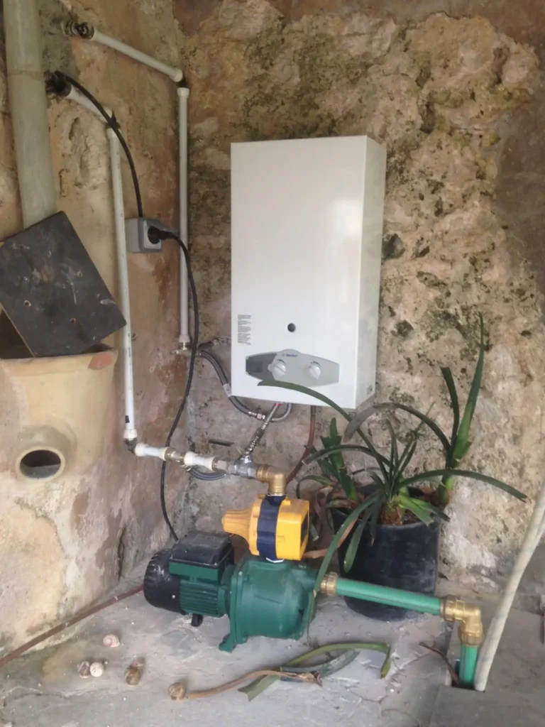 Nástěnný plynový kotel instalovaný ve sklepě