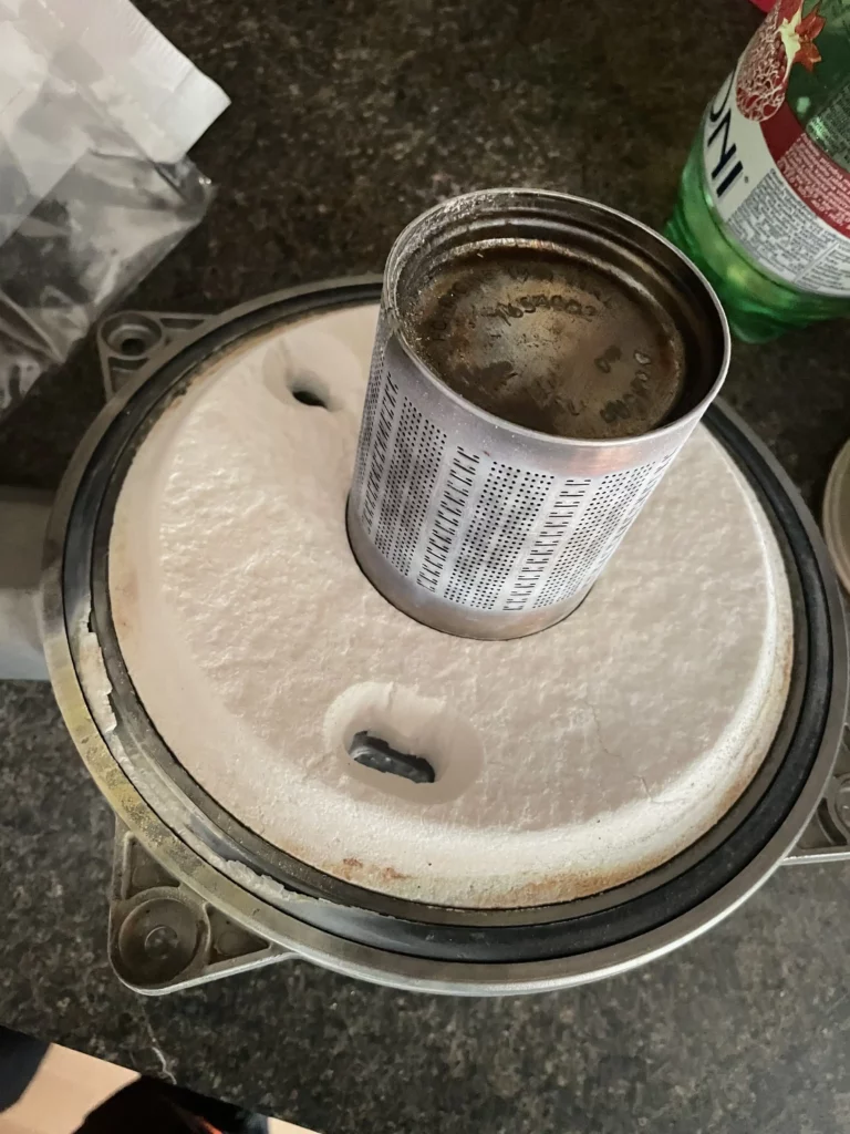 Zanesený kovový filtr z plynového kotle