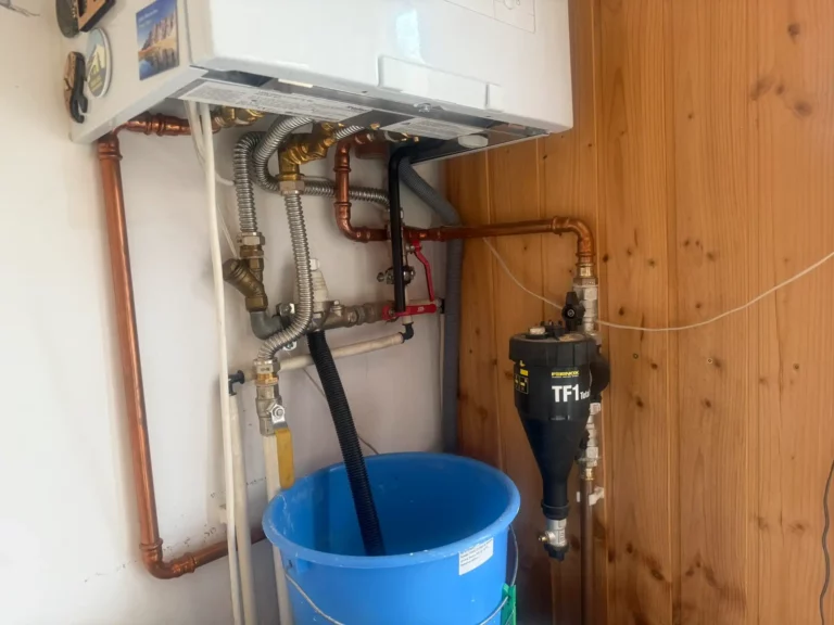 Plynový kotel s vypouštěním vody do kbelíku