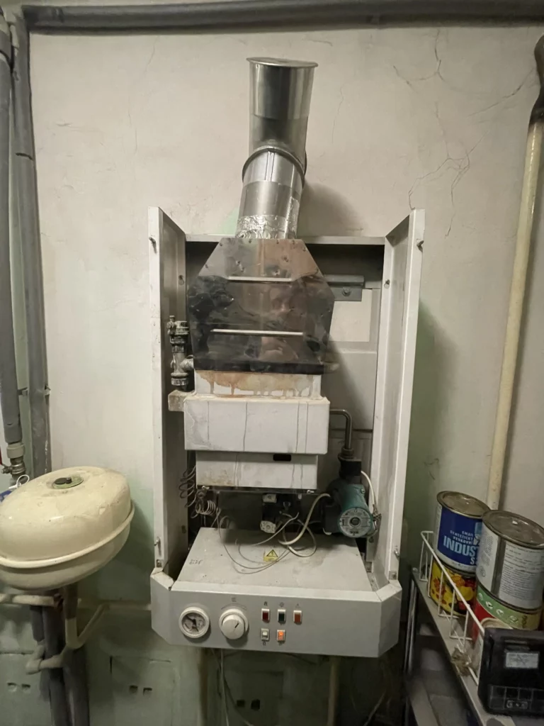 Starší plynový kotel s otevřeným výměníkem