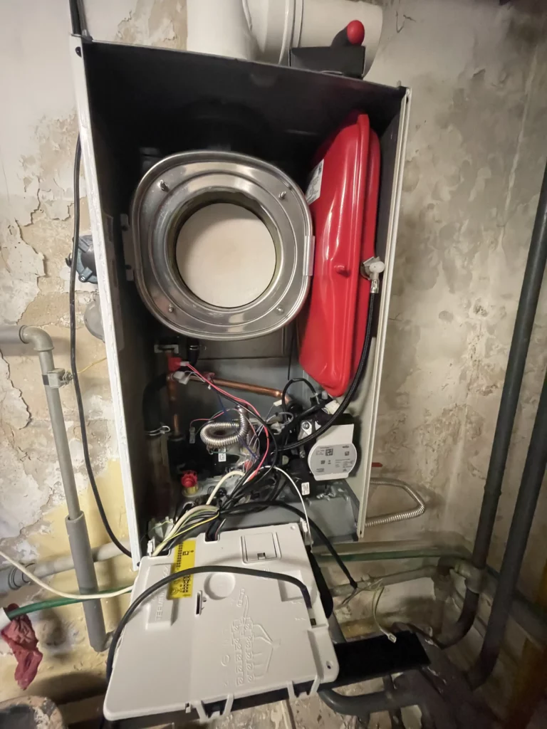 Rozvodná skříň topného systému s trubkami a pojistnými prvky