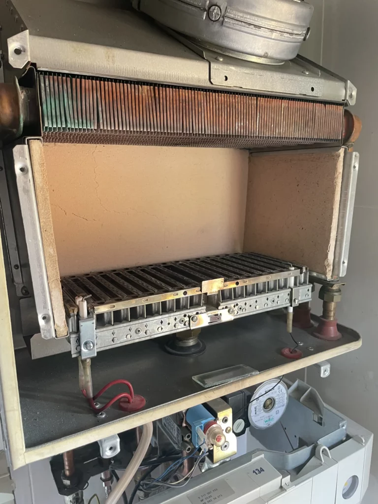 Otevřený plynový kotel s hořákem a výměníkem