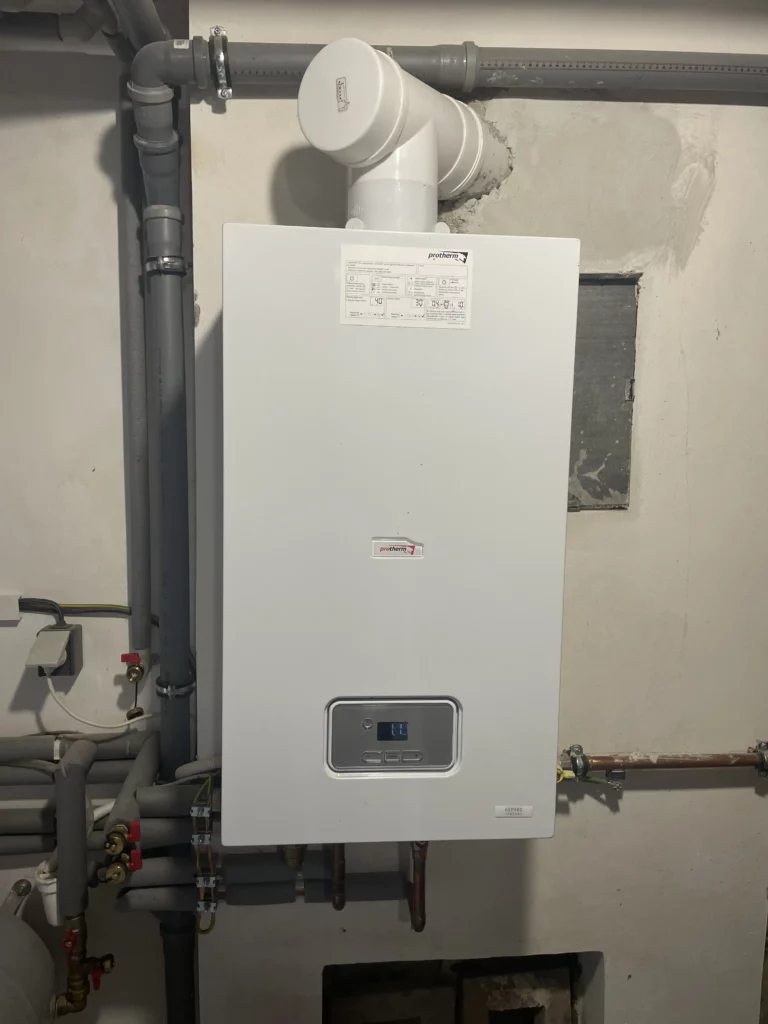 Moderní nástěnný plynový kotel v provozu