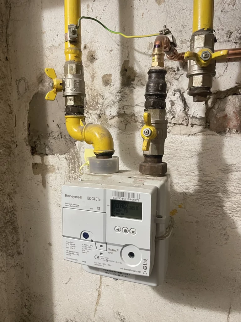 Moderní digitální plynoměr namontovaný na stěně